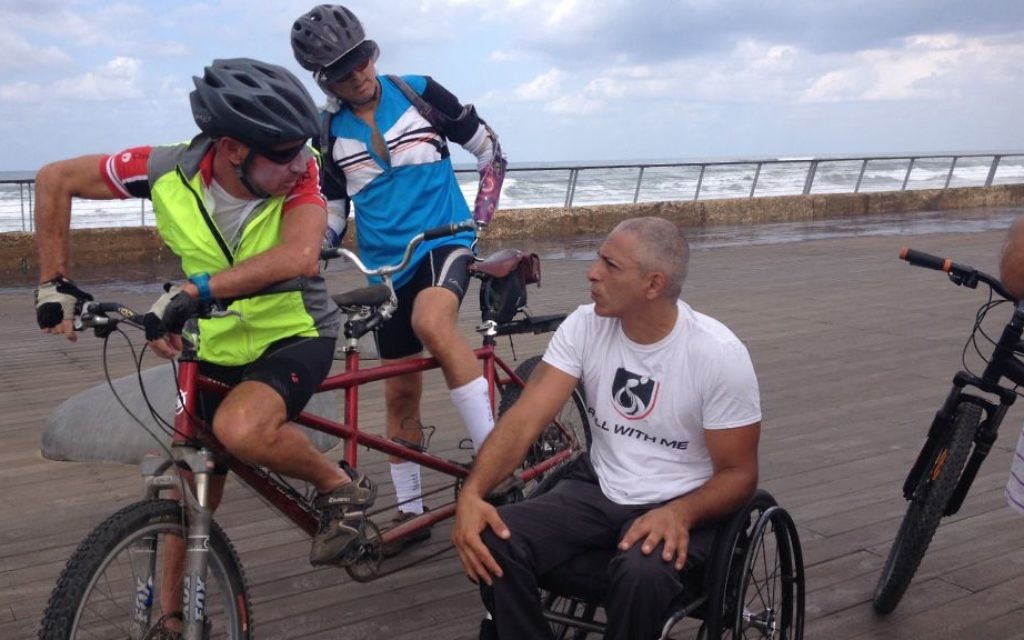 Gabriel Cordel discutant avec les cyclistes Ofer Eisenberg et Nir Caspi le 29 septembre 2014 (Crédit : Renee Ghert-Zand)
