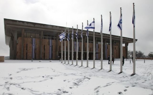 La Knesset sous la neige de décembre 2013 (Crédit : Flash 90)