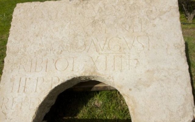 Une inscription romaine trouvée à Jérusalem par l'Autorité des Antiquités d'Israël. (Crédit : Moti Tufeld) Une inscription romaine trouvée à Jérusalem par l'Autorité des Antiquités d'Israël. (Crédit : Moti Tufeld)