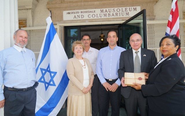 La remise des restes du lieutenant-colonel John Henry Patterson aux représentants israéliens (Crédit : Orly HaLevy/Autorisation)