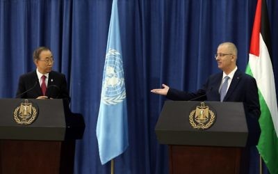 Le Premier ministre palestinien, Rami Hamdallah et le secrétaire général de l'ONU, Ban Ki-Moon lors de la conférence de presse le 13 octobre 2014 à Ramallah (Crédit : AFP/ABBAS MOMANI)