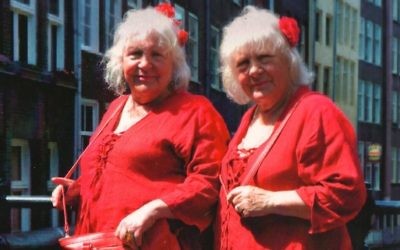 Martine, à gauche, et Louise Fokkens à Amsterdam en 2010 (Crédit : Aspekt Publishers)