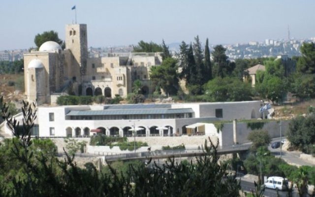 Vue sur le centre Menachem Begin (Crédit : CC BY-SA 3.0 by Deror Avi/ Wikimedia Commons) Vue sur le centre Menachem Begin (Crédit : CC BY-SA 3.0 by Deror Avi/ Wikimedia Commons)