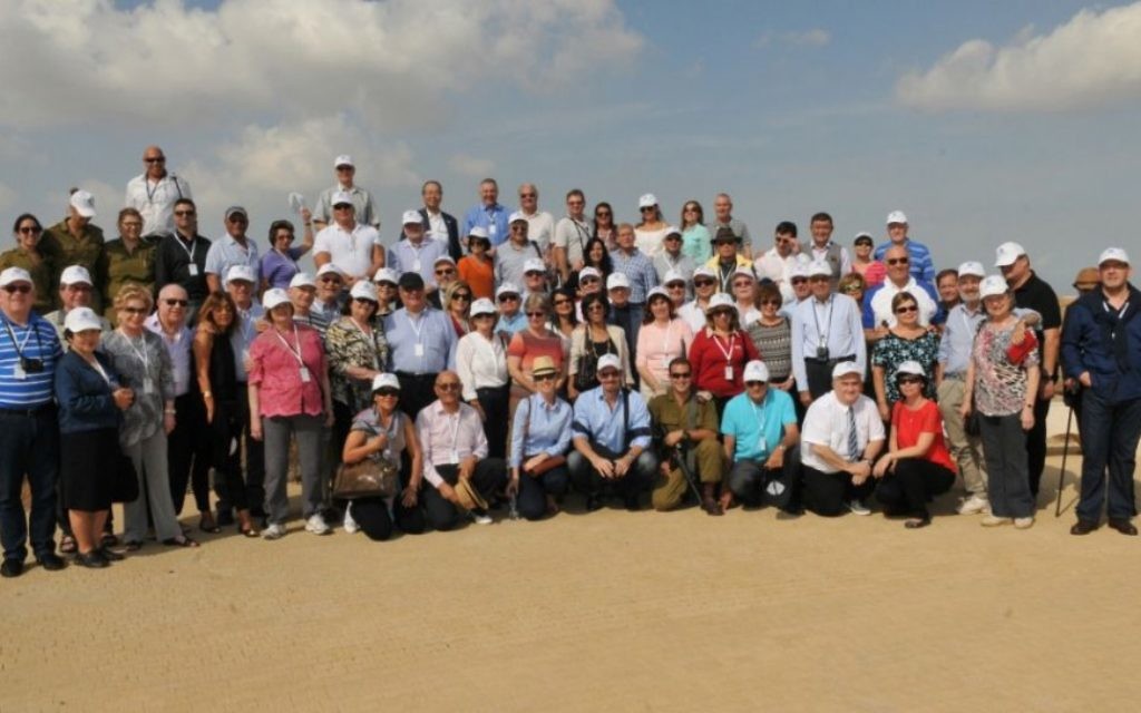 Les consuls honoraires d'Israël en visite près de la frontière de Gaza, le 28 octobre 2014 (Crédit : Shlomi Amsalem)