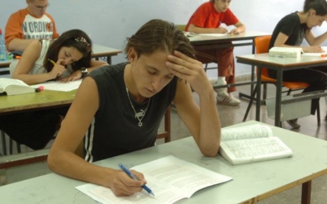 Un étudiant passe un examen (Crédit : Flash 90)