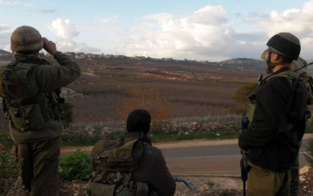 Des soldats israéliens postés à la frontière libanaise en 2009 (Crédit : Hamad Amalkt/Flash 90)