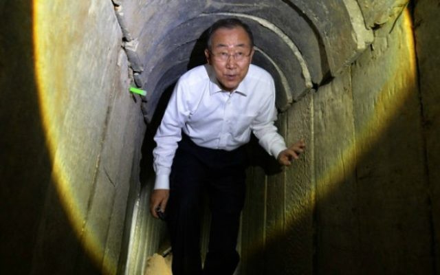 Ban ki-Moon visite un tunnel d'attaque du Hamas - 14 octobre 2014 (Crédit : Flash 90/GPO) Ban ki-Moon visite un tunnel d'attaque du Hamas - 14 octobre 2014 (Crédit : Flash 90/GPO)
