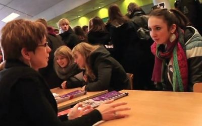 Des étudiants de l'université de Liège en discussion avec des conseillers (Crédit : capture d'écran YouTube)