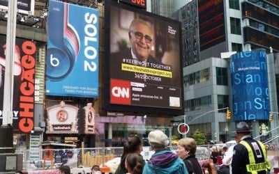 Capture d'écran pour une annonce à Times Square à New York City pour le projet de Shabbat. (Crédit : autorisation)