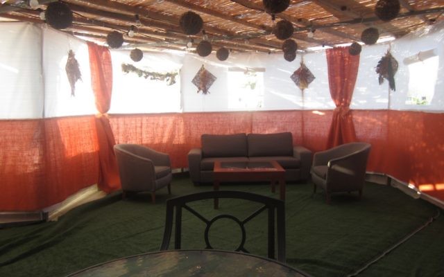 Les suites privées de l'hôtel Inbal à Jérusalem à 50 000 dollars pour quatre personnes pour les fêtes de Souccot. (Crédit : Ben Ventes / JTA)