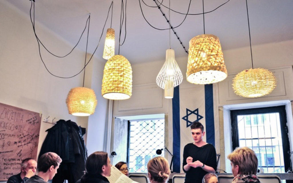 A l'intérieur d'un café appelé Tel Aviv Cafe à Varsovie, dont le menu est plein de mets israéliens comme le falafel et la Limonana. (Crédit : autorisation Tel Aviv Café)