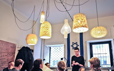 A l'intérieur d'un café appelé Tel Aviv Cafe à Varsovie, dont le menu est plein de mets israéliens comme le falafel et la Limonana. (Crédit : autorisation Tel Aviv Café)