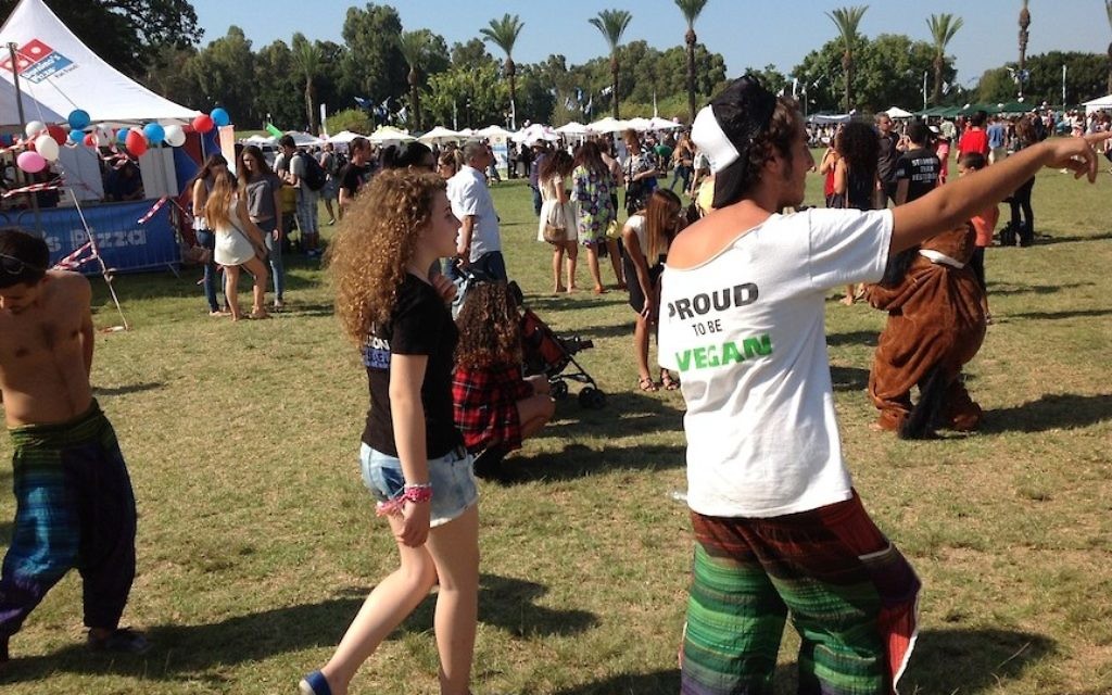 Des Israéliens assistent à une fête de végétalien à Tel-Aviv, le 13 octobre 2014 (Crédit : Ben Ventes / JTA) Des Israéliens assistent à une fête de végétalien à Tel-Aviv, le 13 octobre 2014 (Crédit : Ben Ventes / JTA)