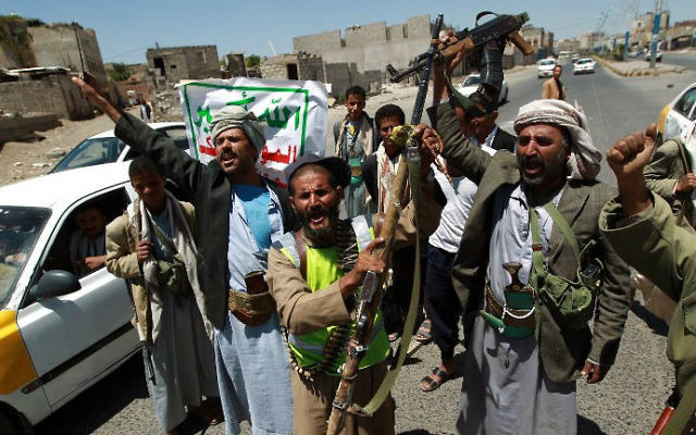 Des rebelles de l'armée yéménite chiite Houthi, le 21 septembre, 2014 (Crédit : AFP / Mohammed Huwais) Des rebelles de l'armée yéménite chiite Houthi, le 21 septembre, 2014 (Crédit : AFP / Mohammed Huwais)