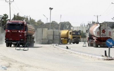 Les camions transportant du carburant pour la bande de Gaza entrent dans la ville de Rafah par le passage de Kerem Shalom, entre Israël et le sud de Gaza, le 16 mars 2014. (Crédit : Saïd Khatib/AFP)