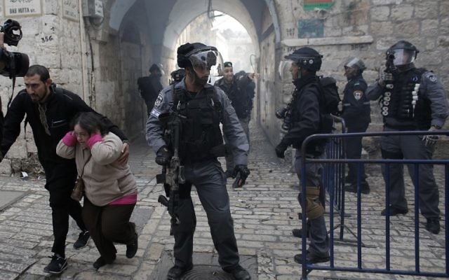 La police des frontières israélienne dans la Vieille Ville (Crédit : AFP)