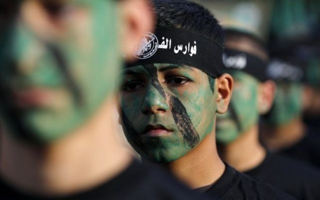 Les jeunes membres de l'Armée populaire du Hamas dans un défilé lors d'une cérémonie de remise des diplômes à Jabaliya, dans le nord de la bande de Gaza, le 7 novembre, 2014. (Crédit photo: AFP / Mohammed Abed)