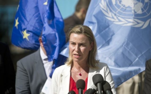 Federica Mogherini adresse un discours alors qu'elle visite une école de l'ONU dans la bande de Gaza le 8 novembre 2014. (Crédit : AFP / MAHMUD HAMS)
