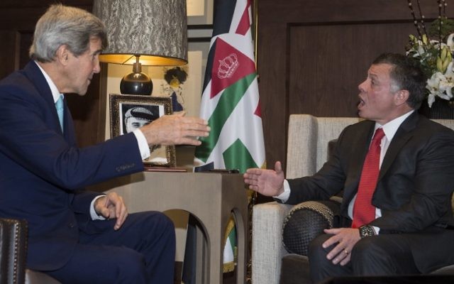 John Kerry et le roi Abdallah II de Jordanie le 13 novembre 2014 (Crédit : NICHOLAS KAMM / POOL / AFP) John Kerry et le roi Abdallah II de Jordanie le 13 novembre 2014 (Crédit : NICHOLAS KAMM / POOL / AFP)