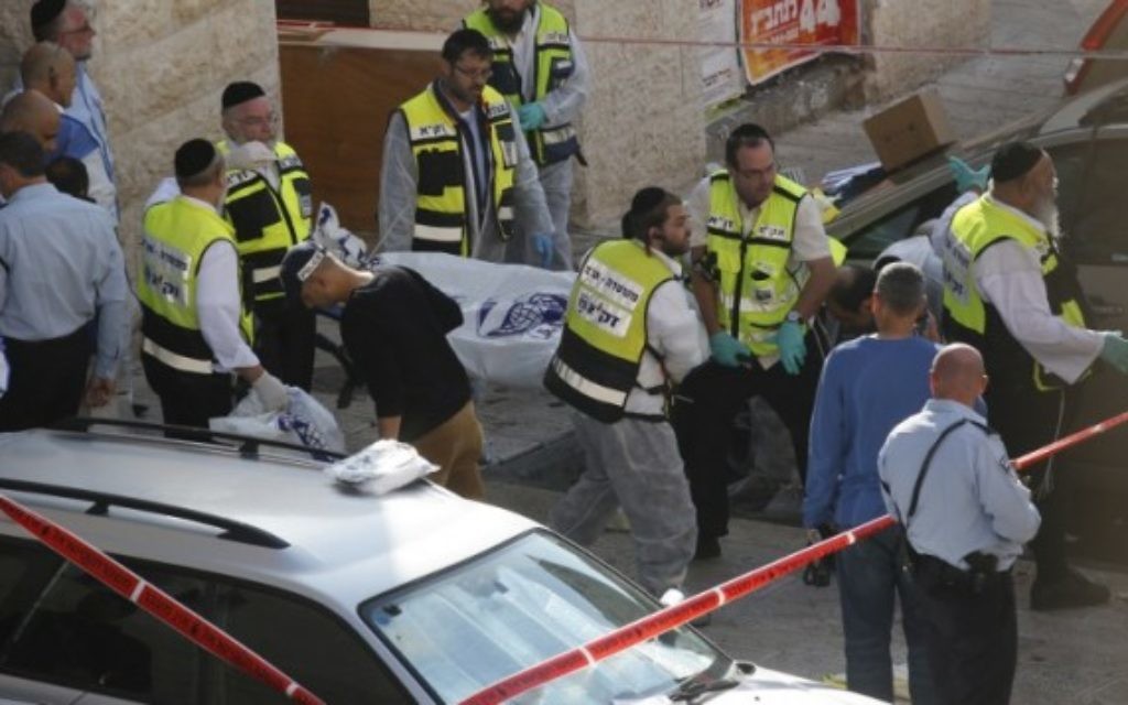 La police israélienne et des secouristes en dehors de la synagogue Kehilat Yaakov à Jérusalem après une attaque terroriste il le 18 Novembre, 2014. (Crédit : Yonatan Sindler / FLASH90) La police israélienne et des secouristes en dehors de la synagogue Kehilat Yaakov à Jérusalem après une attaque terroriste il le 18 Novembre, 2014. (Crédit : Yonatan Sindler / FLASH90)