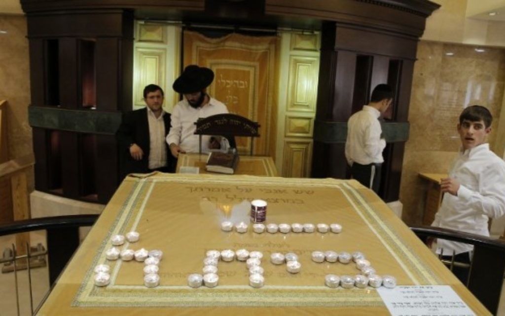 Des bougies à la mémoire des victimes de l'attaque terroriste contre la synagogue d'Hart Nof (Crédit : Flash 90) Des bougies à la mémoire des victimes de l'attaque terroriste contre la synagogue d'Hart Nof (Crédit : Flash 90)