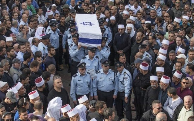 Funérailles du policier tué lors de l'attentat terroriste perpétré le 18 novembre 2014 contre une synagogue de Har Nof (Crédit : AFP/ Jack Guez) Funérailles du policier tué lors de l'attentat terroriste perpétré le 18 novembre 2014 contre une synagogue de Har Nof (Crédit : AFP/ Jack Guez)
