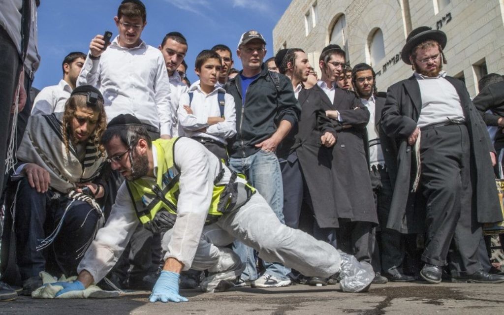 Des Israéliens regardent le lieu de l'attentat terroriste contre la synagogue d'Hart Nof - 18 novembre 2014 (Crédit : Jack Guez/AFP) Des Israéliens regardent le lieu de l'attentat terroriste contre la synagogue d'Hart Nof - 18 novembre 2014 (Crédit : Jack Guez/AFP)
