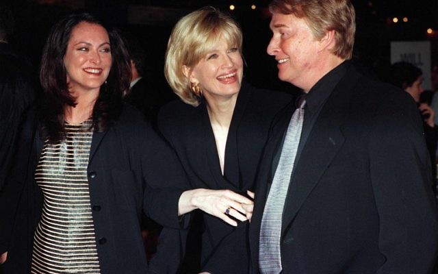 Le cinéaste Mike Nichols (d) arrive avec sa femme, Diane Sawyer (C), et sa fille Daisy (g) à la première mondiale de son film à Los Angeles "Primary colours" en 199! (Crédit : AFP)