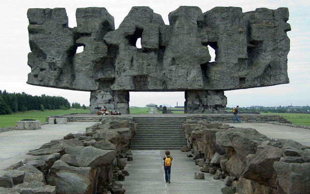 Mémorial à la "porte d'entrée" du camp. Le Pylône symbolique censé représenter les corps mutilés et se lit comme un signe yiddish abstrait (Crédit : domaine public) Mémorial à la "porte d'entrée" du camp. Le Pylône symbolique censé représenter les corps mutilés et se lit comme un signe yiddish abstrait (Crédit : domaine public)