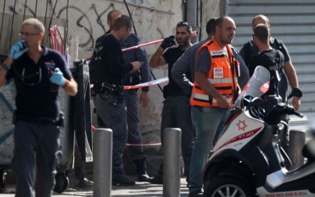 Des policiers sur le lieu de l'attaque terroriste où un soldat israélien de 20 ans a été poignardé à la station Hahagana à Tel Aviv - 10 novembre 2014 (Crédit : Flash 90) Des policiers sur le lieu de l'attaque terroriste où un soldat israélien de 20 ans a été poignardé à la station Hahagana à Tel Aviv - 10 novembre 2014 (Crédit : Flash 90)