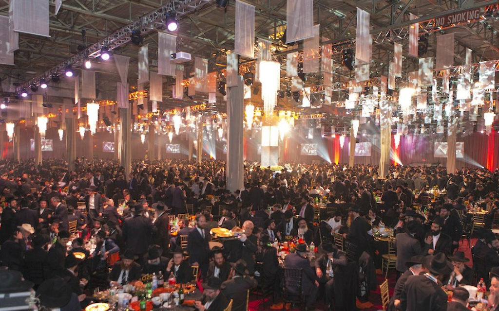 Cette année la conférence des émissaires de Chabad commémorait les 20 de la mort de leur fondateur Rebbe Schneerson et a eu lieu le 23 novembre dans un entrepôt à New York (Crédit : Adam Ben Cohen/Chabad.org)