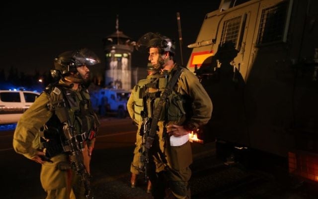 Des soldats israéliens à l'entrée du village Al-Aroub où a eu lieu l'incident d'hier (Crédit : Nati Shohat/Flash90) Des soldats israéliens à l'entrée du village Al-Aroub où a eu lieu l'incident d'hier (Crédit : Nati Shohat/Flash90)