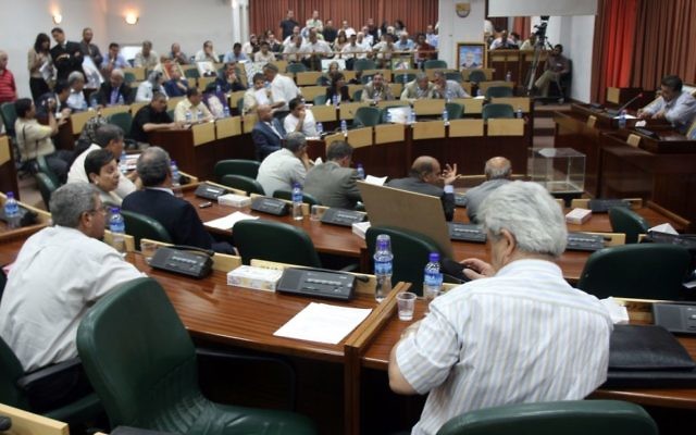Les députés palestiniens assistent à une session du Conseil législatif palestinien à Ramallah, le 11 juillet 2007 (Crédit : Ahmad Gharabli/Flash90)