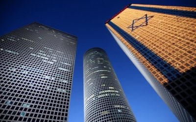 Les tours Azrieli à Tel Aviv (Crédit : Moshe Shai/Flash90)