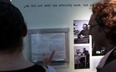 Une exposition à Yad Vashem en 2011 pour le 50e anniversaire de la piste d'Adolf Eichmann à Jérusalem. Son journal intime et des photos de son procès sont présentés. (Crédit : Yossi Zamir / Flash90)