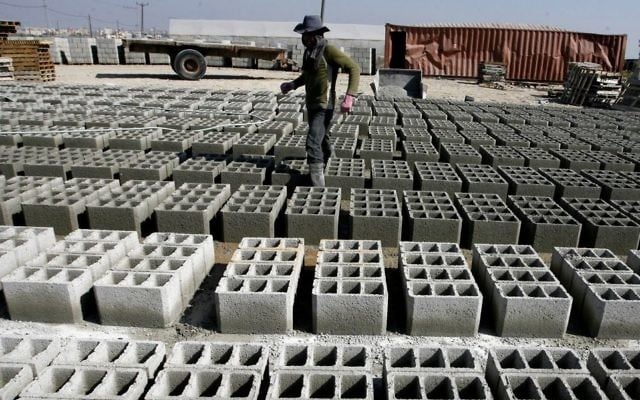 Un travailleur palestinien dans une cimenterie à Rafah - février 2014 (Crédit : Abed Rahim Khatib/Flash90) Un travailleur palestinien dans une cimenterie à Rafah - février 2014 (Crédit : Abed Rahim Khatib/Flash90)