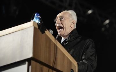 Shimon Peres sur la place Rabin à Tel Aviv - 1er novembre 2014 (Crédit : Flash 90)