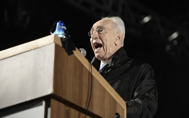 Shimon Peres sur la place Rabin à Tel Aviv - 1er novembre 2014 (Crédit : Flash 90)