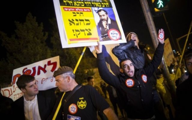 Un homme tient une affiche où l'on peut lire "Kahane avait raison" sur le site d'une attaque terroriste à Jérusalem le 5 novembre, 2014. (Crédit : Yonatan Sindel / Flash90) Un homme tient une affiche où l'on peut lire "Kahane avait raison" sur le site d'une attaque terroriste à Jérusalem le 5 novembre, 2014. (Crédit : Yonatan Sindel / Flash90)