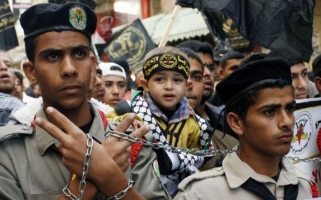 Des partisans palestiniens du Jihad Islamique participent à une manifestation anti-Israël contre les récentes visites de militants juifs au mont du Temple, à Khan Younis, au sud de la bande de Gaza, le 7 novembre 2014 (Crédit : Abed Rahim Khatib / Flash90)