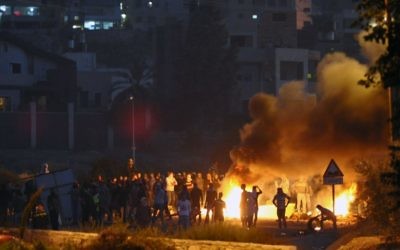 Des jeunes Palestiniens jettent des pierres sur les policiers israéliens à Kfar Kanna - 10 novembre 2014 (Crédit : Flash 90)