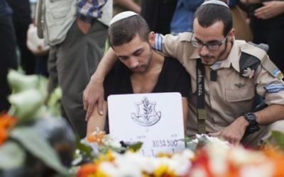 Le frère jumeau d'Almog Shiloni à l'enterrement de son frère, le 11 novembre 2014. (Crédit : Flash 90)