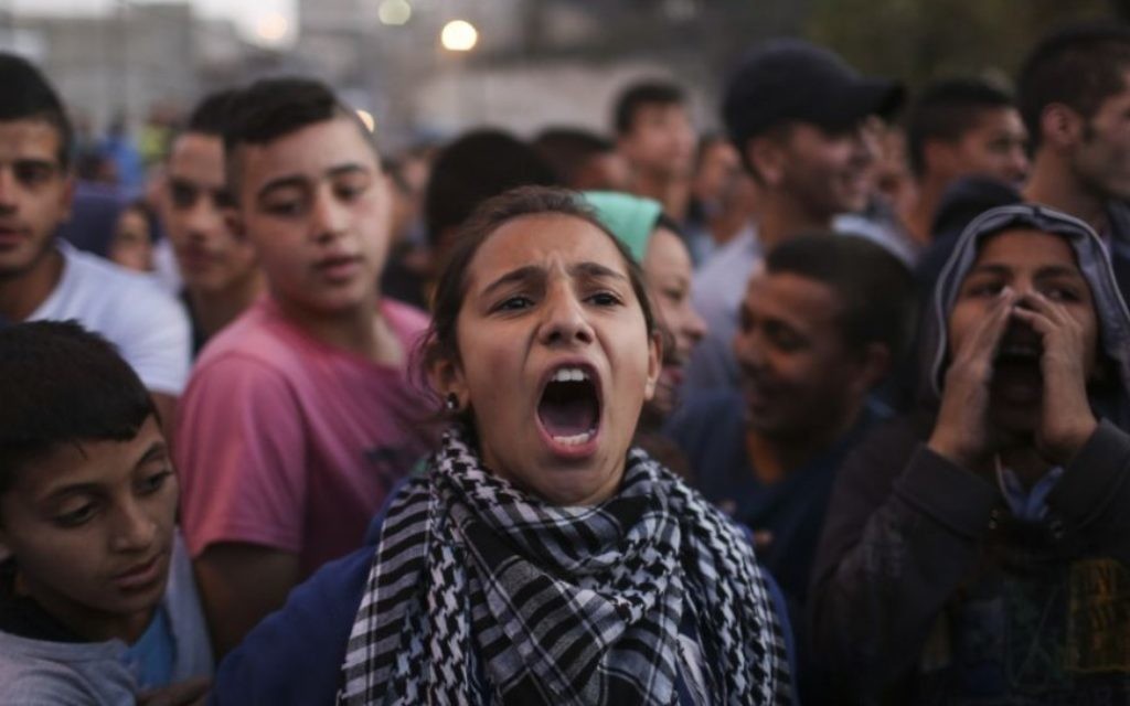 Des Palestiniens protestent à Issawiya, à Jérusalem-Est, contre l'interdiction d'introduire du ciment à l'entrée du village suite à une attaque terroriste à Jérusalem-Ouest, le 12 novembre, 2014. (Crédit: Hadas Parush / Flash90) Des Palestiniens protestent à Issawiya, à Jérusalem-Est, contre l'interdiction d'introduire du ciment à l'entrée du village suite à une attaque terroriste à Jérusalem-Ouest, le 12 novembre, 2014. (Crédit: Hadas Parush / Flash90)