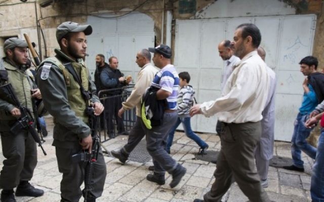La police monte la garde pendant que les fidèles musulmans palestiniens se rendent à la mosquée Al-Aqsa, sur le mont du Temple, pour la prière du vendredi, le 14 novembre 2014. (Crédit : Yonatan Sindel/Flash90) La police monte la garde pendant que les fidèles musulmans palestiniens se rendent à la mosquée Al-Aqsa, sur le mont du Temple, pour la prière du vendredi, le 14 novembre 2014. (Crédit : Yonatan Sindel/Flash90)