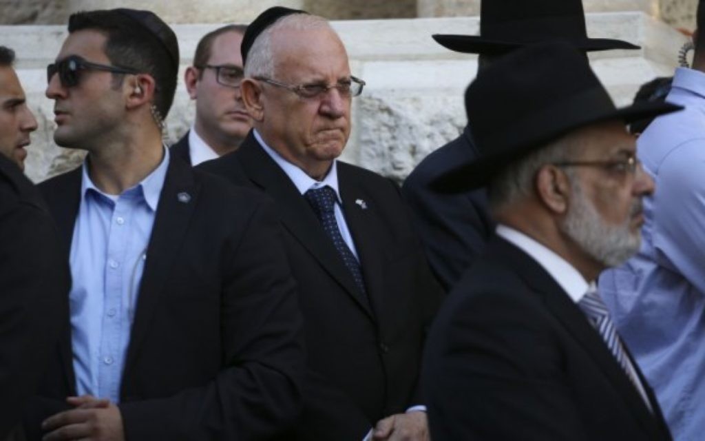 Reuven Rivlin (centre) lors des funérailles des victimes de l'attaque terroriste contre la synagogue à Har Nof (Crédit : Flash 90) Reuven Rivlin (centre) lors des funérailles des victimes de l'attaque terroriste contre la synagogue à Har Nof (Crédit : Flash 90)