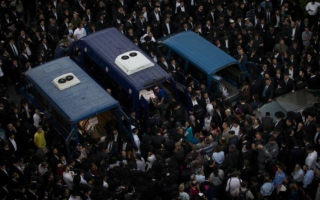 Les 3 cercueils de 3 victimes sur 4 de l'attentat terroriste contre la synagogue d'Har Nof (Crédit : Miraim Alster/Flash 90)