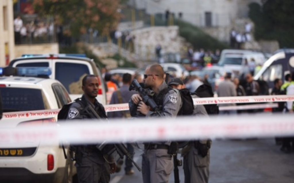 La police israélienne et des secouristes en dehors de la synagogue Kehilat Yaakov à Jérusalem après une attaque terroriste il le 18 Novembre, 2014. (Crédit : Yonatan Sindler / FLASH90) La police israélienne et des secouristes en dehors de la synagogue Kehilat Yaakov à Jérusalem après une attaque terroriste il le 18 Novembre, 2014. (Crédit : Yonatan Sindler / FLASH90)