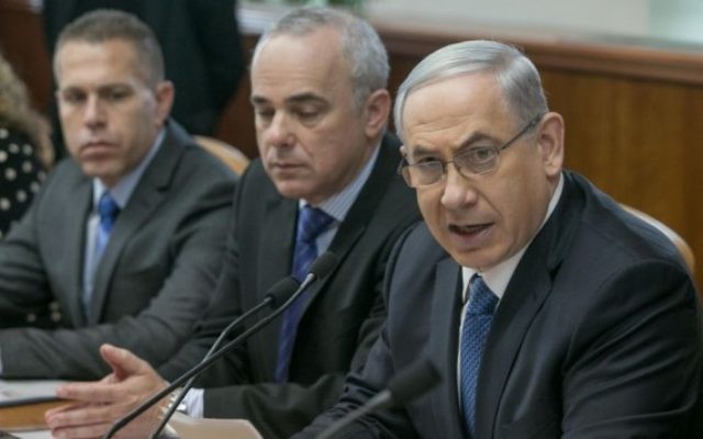Benjamin Netanyahu, Yuval Steinitz et Gilad Erdan, lors de la réunion hebdomadaire du cabinet, à Jérusalem, dimanche 23 novembre (Crédit : Ohad Zwigenberg/POOL/FLASH90) Benjamin Netanyahu, Yuval Steinitz et Gilad Erdan, lors de la réunion hebdomadaire du cabinet, à Jérusalem, dimanche 23 novembre (Crédit : Ohad Zwigenberg/POOL/FLASH90)