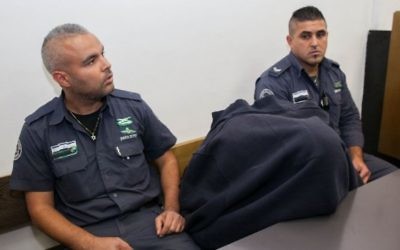 La garde-frontière accusé d'avoir tué un adolescent palestinien le 15 mai est emmené au tribunal de Jérusalem le 23 novembre 2014. (Crédit : Yonatan Sindel/Flash90)