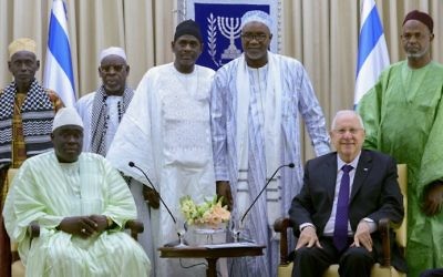 Le président Reuven Rivlin rencontre une délégation d'imams du Sénégal, à la résidence du président à Jérusalem le 27 novembre, 2014. (Crédit : Mark Neyman / GPO / FLASH90)